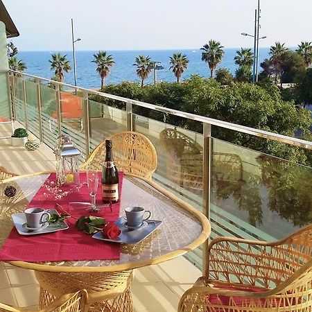 Alexandra'S Beach-Port Badalona Bilik gambar