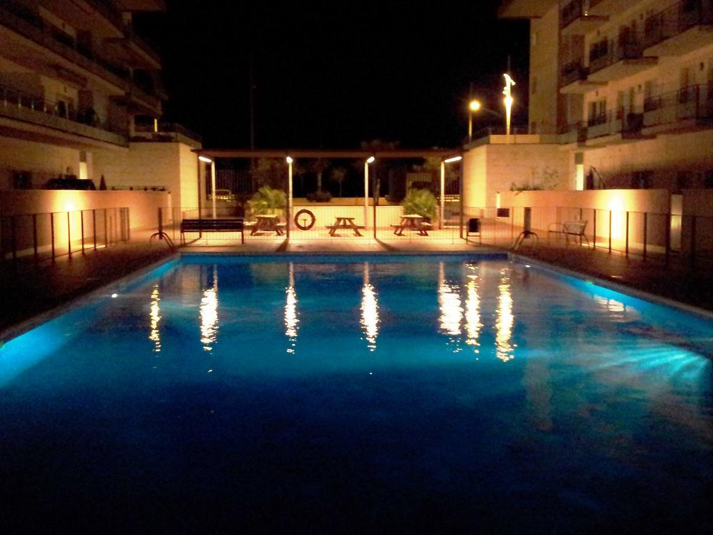 Alexandra'S Beach-Port Badalona Bilik gambar