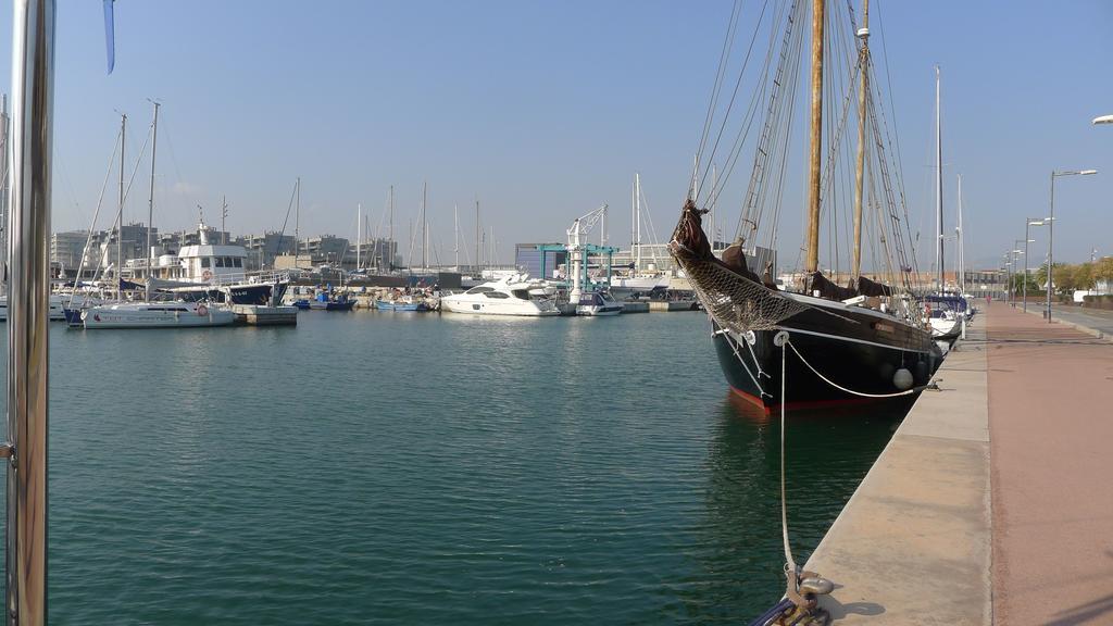 Alexandra'S Beach-Port Badalona Bilik gambar